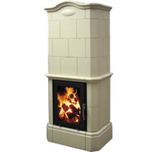 Kaminofen mit Keramikverkleidung und Sichtfenster mit brennendem Holzfeuer