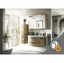 Modernes Badezimmermöbel-Set in Eiche-Optik mit geschwungenem Waschtischunterschrank, weißem Waschbecken, Spiegelschrank und Hochschrank.