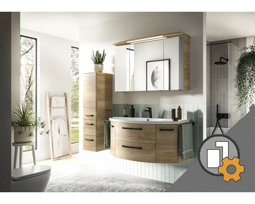 Modernes Badezimmermöbel-Set in Eiche-Optik mit geschwungenem Waschtischunterschrank, weißem Waschbecken, Spiegelschrank und Hochschrank.