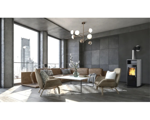 Modernes Wohnzimmer mit Kaminofen, Ledersofa, Sesseln und einem Kaminofen mit brennendem Feuer.