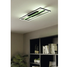 Moderne, rechteckige LED-Deckenleuchte mit schwarzem Rahmen, montiert an einer Decke in einem minimalistisch eingerichteten Raum.