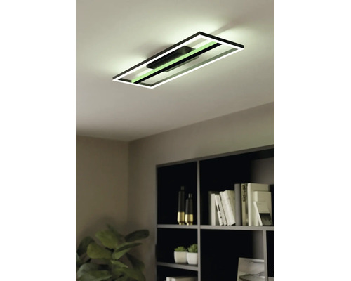 Moderne, rechteckige LED-Deckenleuchte mit schwarzem Rahmen, montiert an einer Decke in einem minimalistisch eingerichteten Raum.
