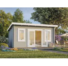 Modernes Gartenhaus aus Holz in Grau mit Pultdach, weißer Doppeltür mit Glaseinsatz und Fenster in einer hellen Gartenanlage mit Terrasse.