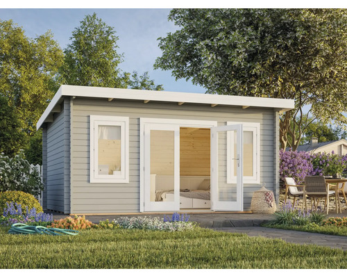 Modernes Gartenhaus aus Holz in Grau mit Pultdach, weißer Doppeltür mit Glaseinsatz und Fenster in einer hellen Gartenanlage mit Terrasse.