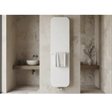 Moderner, flacher Heizkörper in Weiß mit abgerundeten Ecken und Handtuchhalter in einem minimalistischen Badezimmer mit Steinwänden.