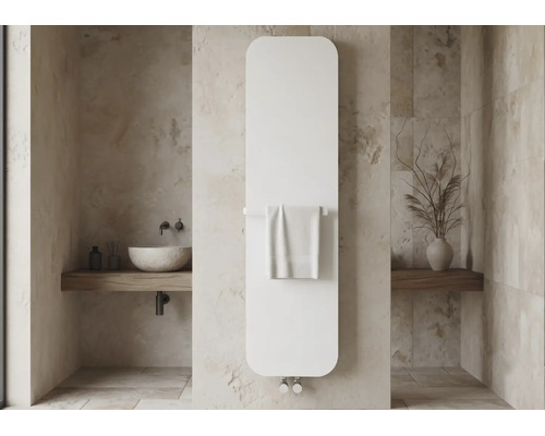 Moderner, flacher Heizkörper in Weiß mit abgerundeten Ecken und Handtuchhalter in einem minimalistischen Badezimmer mit Steinwänden.