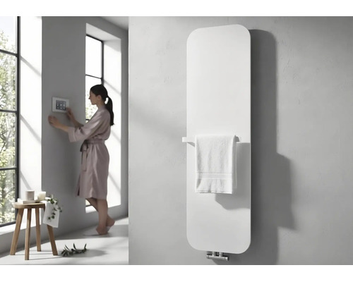 Moderner, vertikaler Design-Heizkörper mit abgerundeten Ecken und integrierter Handtuchstange in einem hellen Badezimmer.