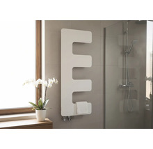 Moderner, heller Badheizkörper in E-Form an einer gefliesten Wand neben einer Dusche und einem Fenster mit einer Orchidee.