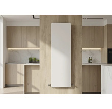 Vertikaler Flachheizkörper in einer modernen Küche mit hellen Holzfronten und Marmorrückwand.