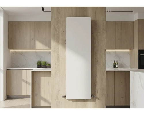 Vertikaler Flachheizkörper in einer modernen Küche mit hellen Holzfronten und Marmorrückwand.