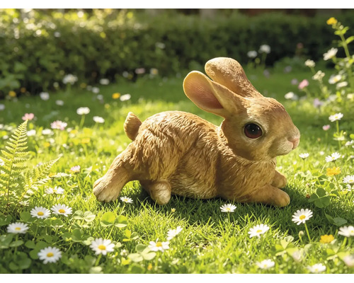 Gartenfigur Hase sitzend auf einer Wiese mit Blumen, detailreiche Nachbildung mit naturgetreuer Fellstruktur.