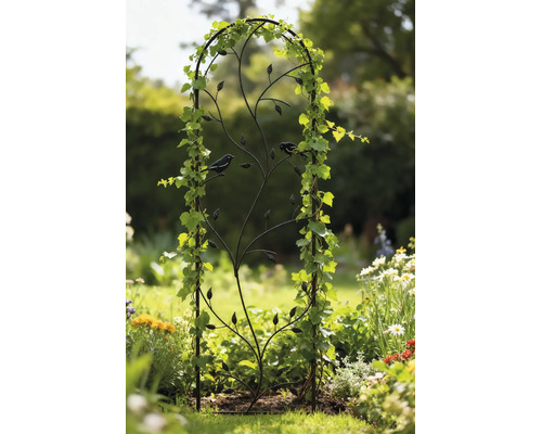 Dekorative Rankhilfe aus Metall mit Vogel- und Blattmotiven in einem Garten, bewachsen mit Kletterpflanzen zwischen Blumen.