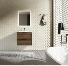 Modernes Badezimmer mit hängendem Waschtischunterschrank in Holzoptik, beleuchtetem Spiegel und freistehender Badewanne.