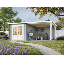Graues Gartenhaus aus Holz mit Pultdach, weißer Doppeltür und großer Terrassenüberdachung in einem Garten mit Rasen und gepflastertem Weg.