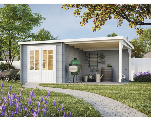 Graues Gartenhaus aus Holz mit Pultdach, weißer Doppeltür und großer Terrassenüberdachung in einem Garten mit Rasen und gepflastertem Weg.