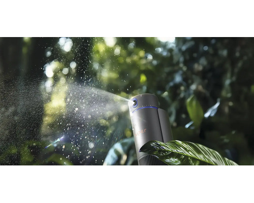 Automatischer Sprühnebel-Spender mit WIPER Logo sprüht einen feinen Wassernebel auf grüne Blätter in einem Garten.