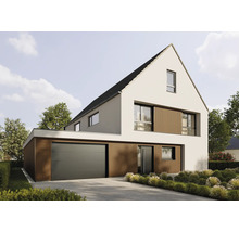 Modernes Haus mit steilem Satteldach, Garagensektionaltor, Holzfassadenelementen und passender Haustür.