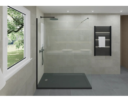 Modernes Badezimmer mit begehbarer Dusche, Glaswand, anthrazitfarbener Duschwanne und schwarzen Armaturen an hellgrau gefliesten Wänden.