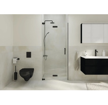 Modernes Badezimmer mit schwarzen Armaturen, wandhängendem WC, einer gläsernen Duschtür und einem Waschtisch mit schwarzem Unterschrank.