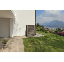 Rechteckiger Regenspeicher in Lamellenoptik an einer Hauswand in einem modernen Garten mit Rasenfläche und Bergblick.