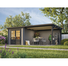 Modernes Gartenhaus aus Holz mit integrierter Terrassenüberdachung, Doppeltür mit Lichtausschnitten, Sitzgruppe und Griller im hellen Außenbereich.