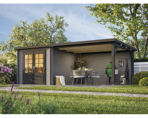 Modernes Gartenhaus aus Holz mit integrierter Terrassenüberdachung, Doppeltür mit Lichtausschnitten, Sitzgruppe und Griller im hellen Außenbereich.