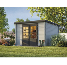 Modernes Gartenhaus aus Holz mit Pultdach und einer Doppeltür mit Lichtausschnitten in einem grünen Garten.