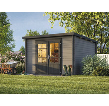 Modernes Gartenhaus aus Holz mit Flachdach und Doppeltür mit Lichtausschnitten in einem Garten mit Rasen, Scheibtruhe und Gummistiefeln.