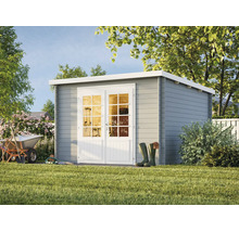 Modernes Gartenhaus aus Holz mit Flachdach und weißer Doppeltür mit Lichtausschnitten in einem grünen Garten mit Scheibtruhe.