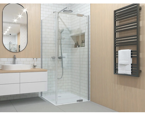 Modernes Badezimmer mit Glas-Eckdusche, weißem Waschtischunterschrank, ovalem Spiegel und dunklem Handtuchheizkörper an Wänden in Holzoptik.