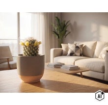 Kleiner blühender Kaktus in einem Keramiktopf auf einem Holztisch in einem hellen, modernen Wohnzimmer mit Sofa und Zimmerpflanze. (Image AI modified or generated)