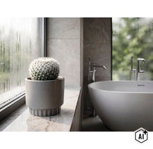 Ein kleiner Kaktus in einem grauen Keramiktopf auf einer Marmor-Fensterbank. Im Hintergrund steht eine weiße, freistehende Badewanne in einem hellen, modernen Badezimmer mit großen Fenstern. (Image AI modified or generated)