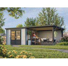 Modernes Gartenhaus aus Holz mit Pultdach, Doppeltür mit Lichtausschnitten und integrierter, überdachter Terrasse mit Sitzbereich im Garten.