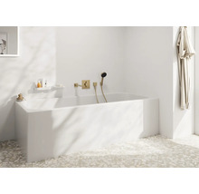 Modernes Badezimmer mit weißer Einbauwanne und Unterputz Armatur in Metalloptik an der Wand, sowie Terrazzoboden und Bademantel am Haken.