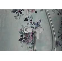 Hansgrohe Einhebel Duscharmatur zur Wandmontage vor einer floralen Tapete