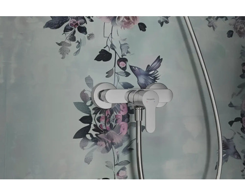 Hansgrohe Einhebel Duscharmatur zur Wandmontage vor einer floralen Tapete