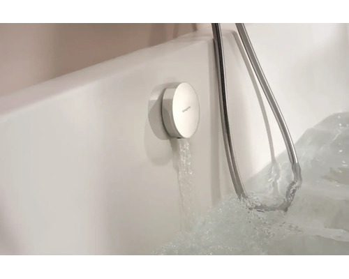 Hansgrohe Wannenfüllarmatur mit flachem Design, montiert am Wannenrand, mit laufendem Wasser in einer Badewanne.