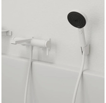 Wannenarmatur mit Handbrause an der Wand montiert für ein modernes Badezimmer.