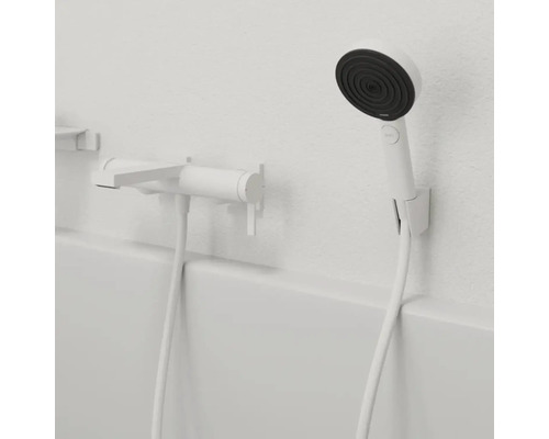 Wannenarmatur mit Handbrause an der Wand montiert für ein modernes Badezimmer.