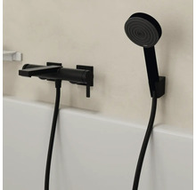 Wannenarmatur mit Thermostat und Handbrause in moderner Gestaltung an der Wand montiert