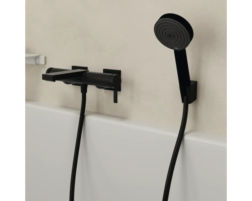 Wannenarmatur mit Thermostat und Handbrause in moderner Gestaltung an der Wand montiert