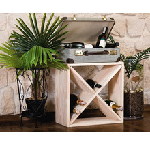 Holz Weinregal mit Kreuzfächern zur Flaschenaufbewahrung in einem rustikalen Ambiente mit Zimmerpflanzen und einem Vintage Koffer.