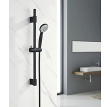 Duschset mit Handbrause und Brausestange an einer Wand mit Marmoroptik in einem modernen Badezimmer.