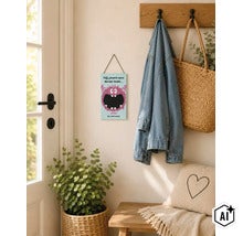 Wandschild aus Holz mit Monster Illustration und lustigem Textaufdruck für den Flurbereich. (Image AI modified or generated)