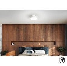 Deckenventilator mit integrierter LED Beleuchtung in modernem Schlafzimmer mit Holzwandvertäfelung. (Image AI modified or generated)