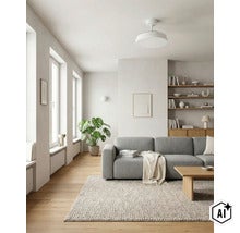 Helles, modernes Wohnzimmer mit grauem Sofa, Deckenventilator, Holzregalen und einer Monstera Pflanze in einem minimalistisch eingerichteten Raum. (Image AI modified or generated)
