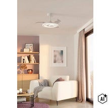 Ein moderner Deckenventilator mit integrierter LED Beleuchtung in einem hellen, wohnlich eingerichteten Wohnzimmer mit Sessel und Regalen. (Image AI modified or generated)