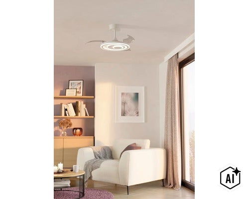 Ein moderner Deckenventilator mit integrierter LED Beleuchtung in einem hellen, wohnlich eingerichteten Wohnzimmer mit Sessel und Regalen. (Image AI modified or generated)