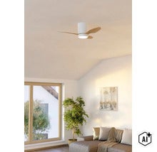 Deckenventilator mit integrierter LED Beleuchtung und drei Flügeln in Holzoptik montiert in einem modernen Wohnzimmer. (Image AI modified or generated)