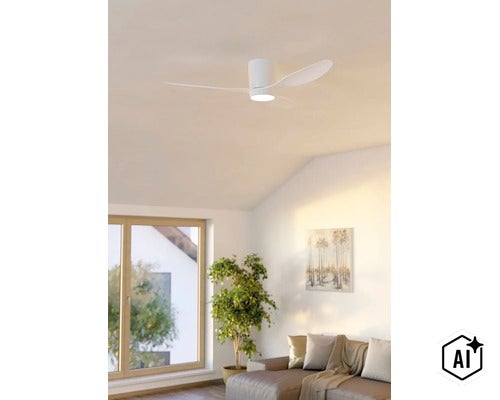 Moderner Deckenventilator mit integrierter LED Beleuchtung in einem hellen Wohnzimmer mit Sofa, Pflanze und Fenster. (Image AI modified or generated)